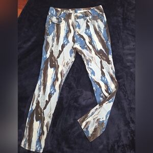 EUC DKNY JEANS/JEGGINGS Abstract Print Jeans. SIZE 4